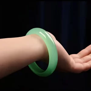 High quality imperial green antique style hollow twisted rope bracelet with floral patterns, designed specifically for women. - 图片 2