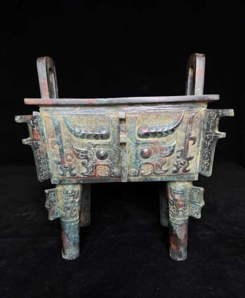 Bronze beast face patterned square tripod Luoyang tripod
